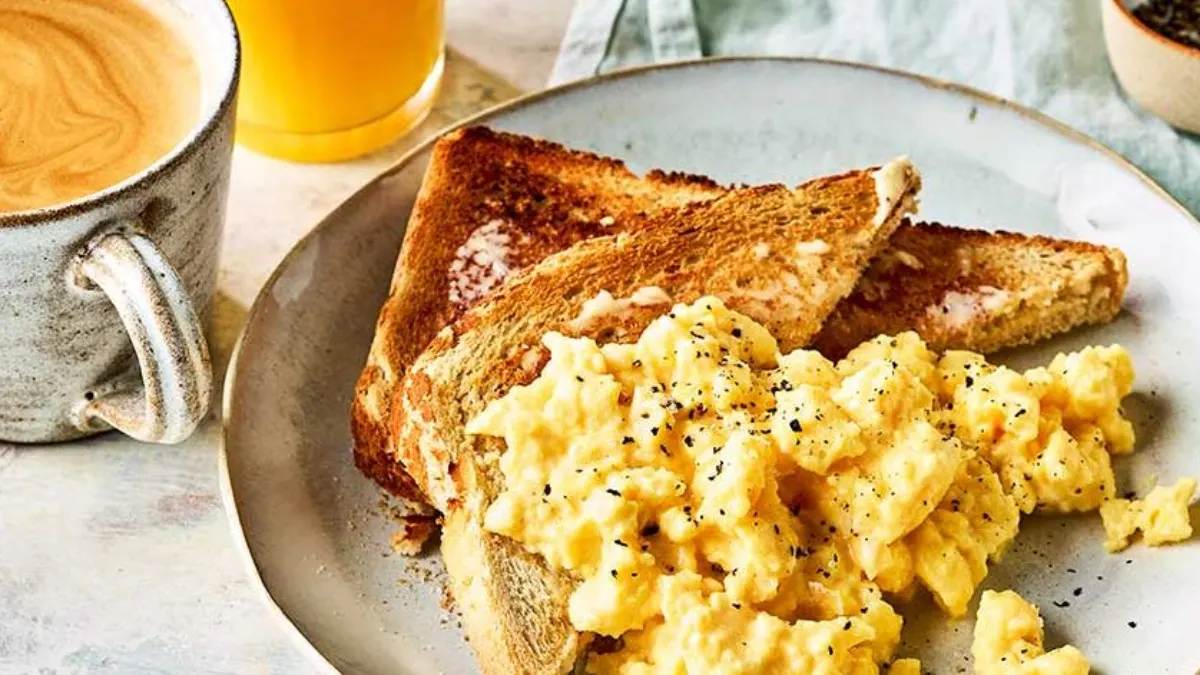 Classic scrambled eggs garnished with pepper and parsley